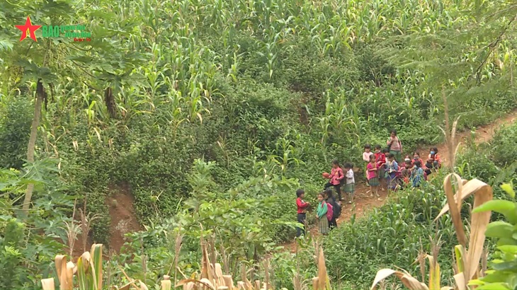 Chắp cánh ước mơ con chữ: Hành trình cùng học sinh nghèo quay lại trường