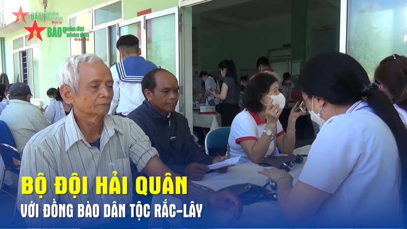 Bộ đội Hải quân với đồng bào dân tộc Rắc-lây