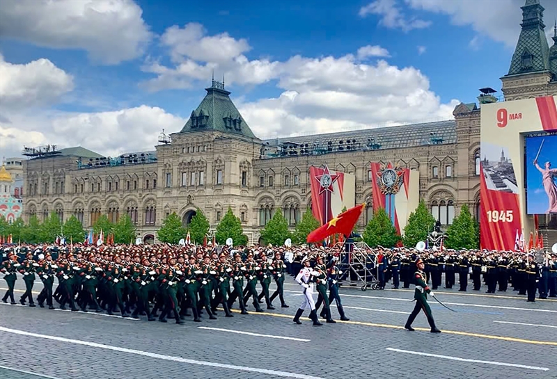 Cờ Tổ quốc tung bay trên Quảng trường Đỏ