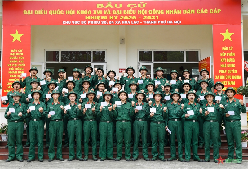 Chiến sĩ mới hân hoan trong lần đầu tiên thực hiện quyền bầu cử