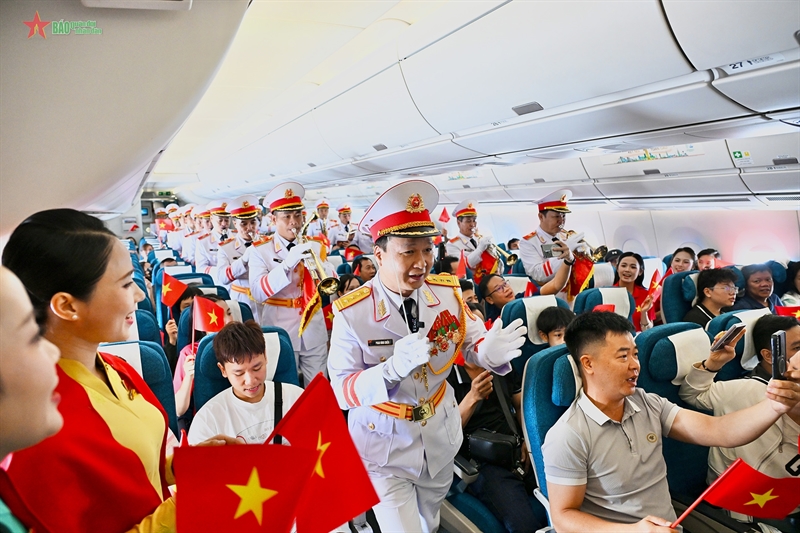 Tự hào giai điệu Tổ quốc giữa tầng mây